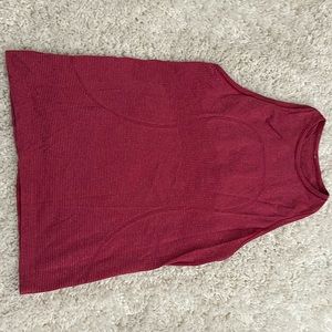 lululemon swiftly high neck tank to, size 6. red